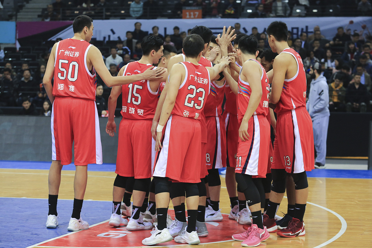 著名篮球队员的出色表现引起媒体瞩目