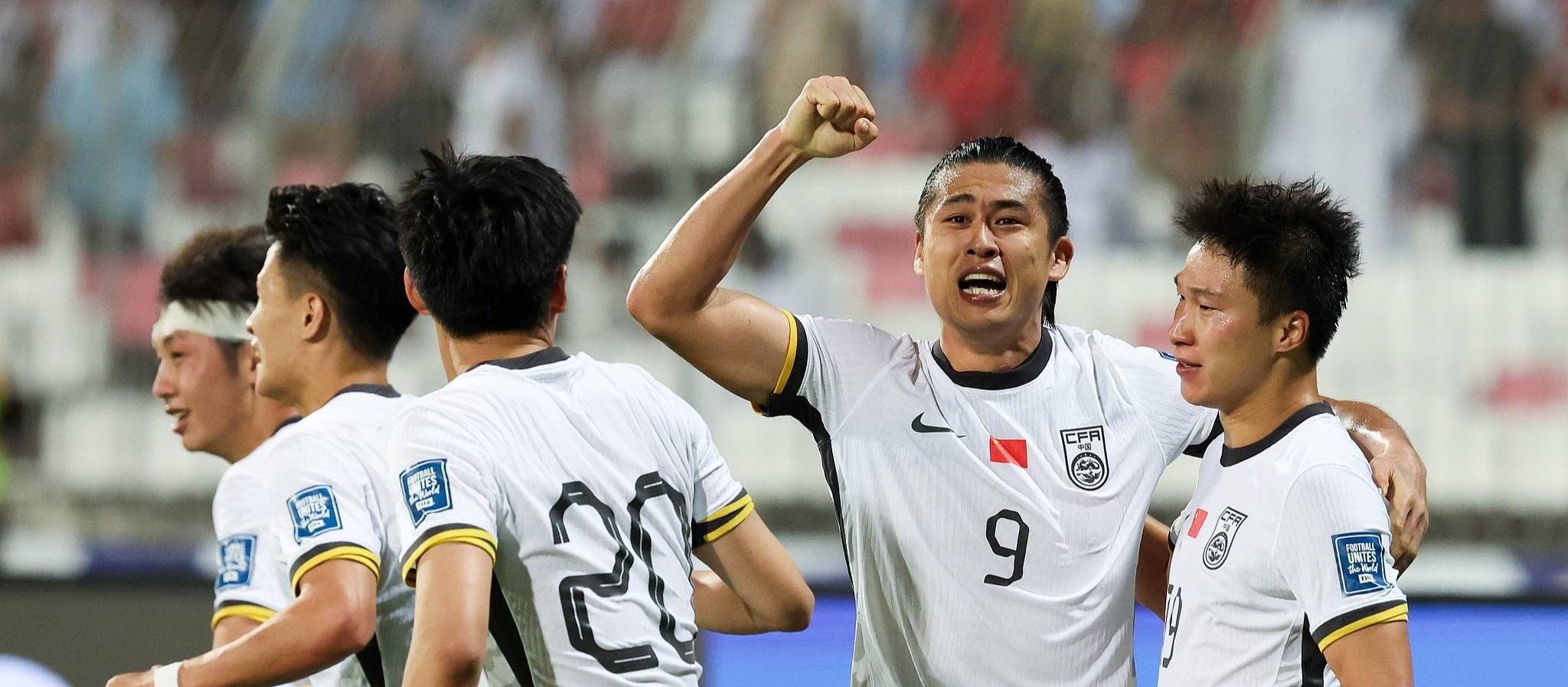 主教练冷静指挥球队赢得国际胜利