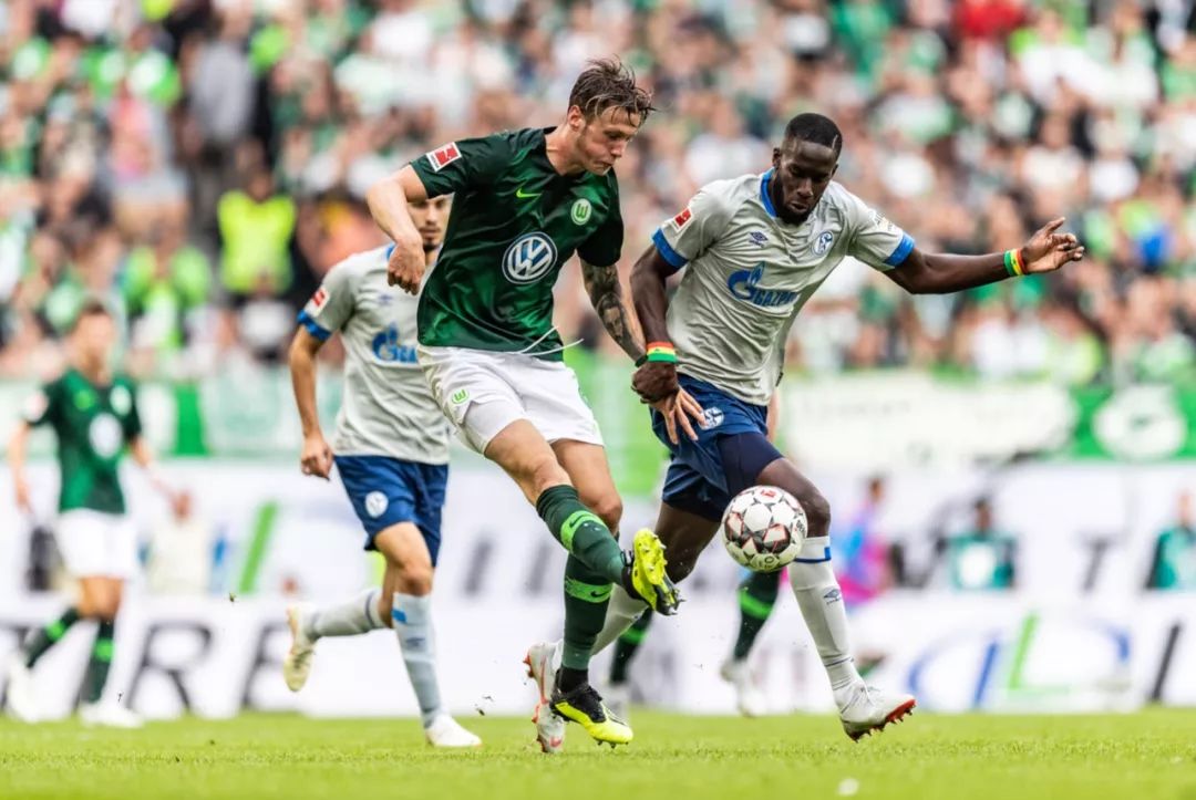 包含沃尔夫斯堡英勇战胜对手，稳固积分榜前列位置的词条