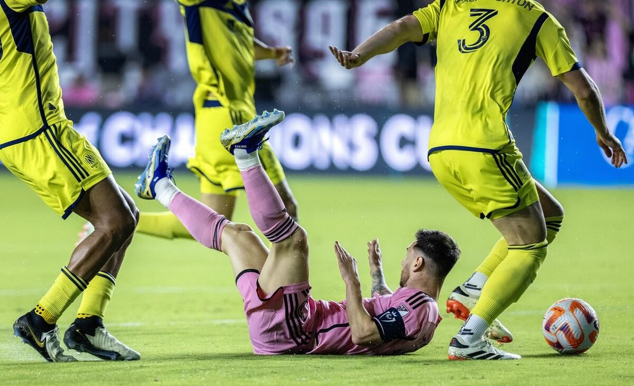 足球比赛继续燃爆激情，球员表现突出