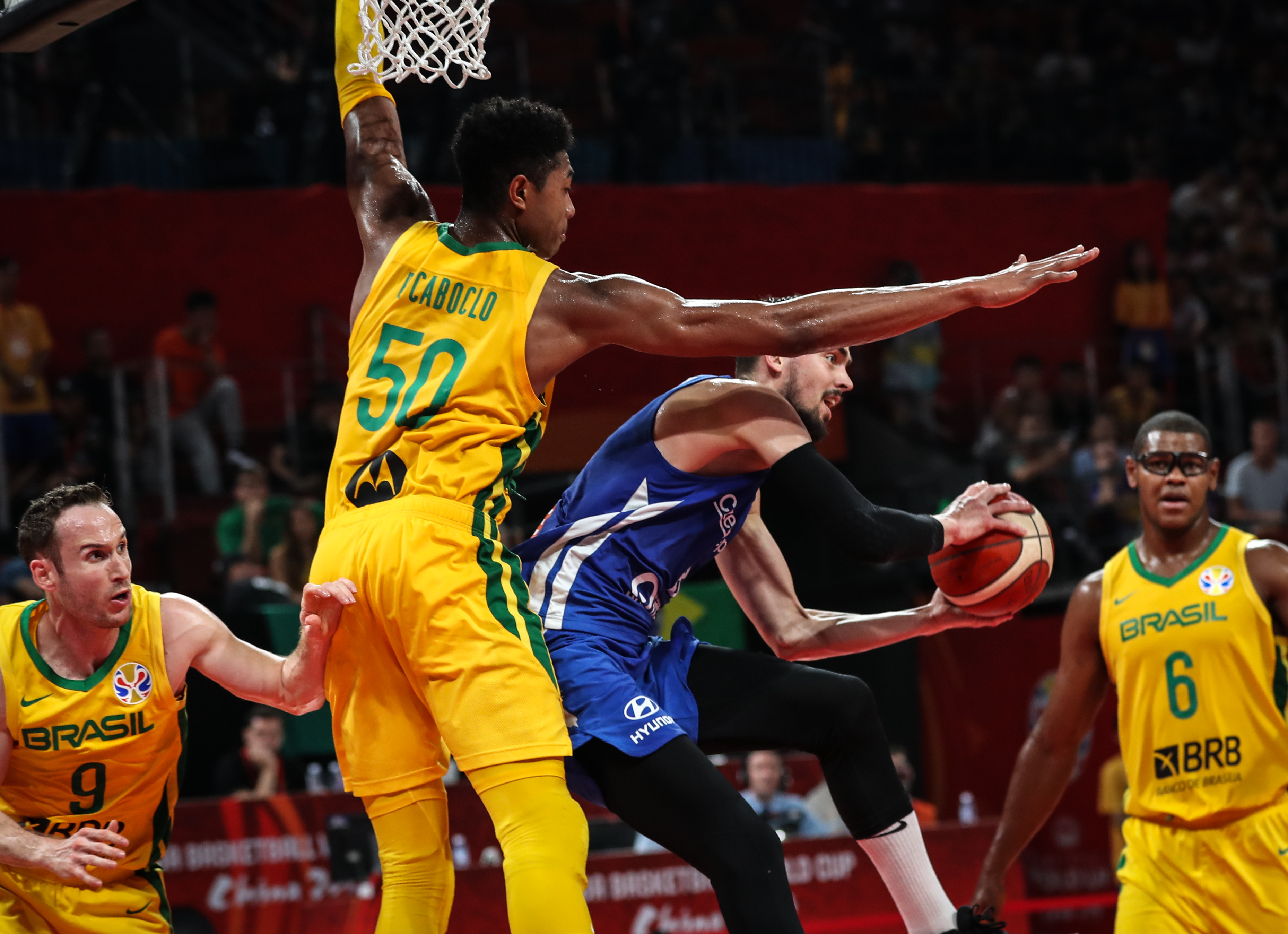 捷克球队在球场上展现团队篮球精神