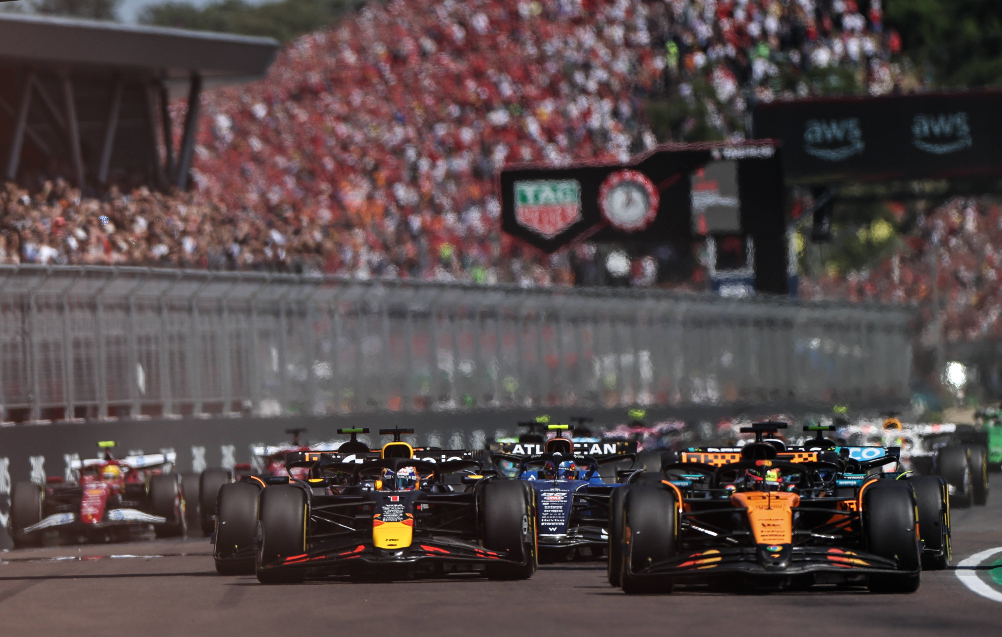 关于红牛二队险胜哈斯车队，汉密尔顿点燃赛场的信息