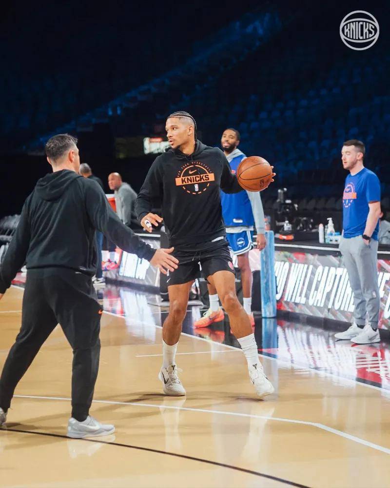 尼克斯队球员表现出色，积极备战新赛季比赛的简单介绍