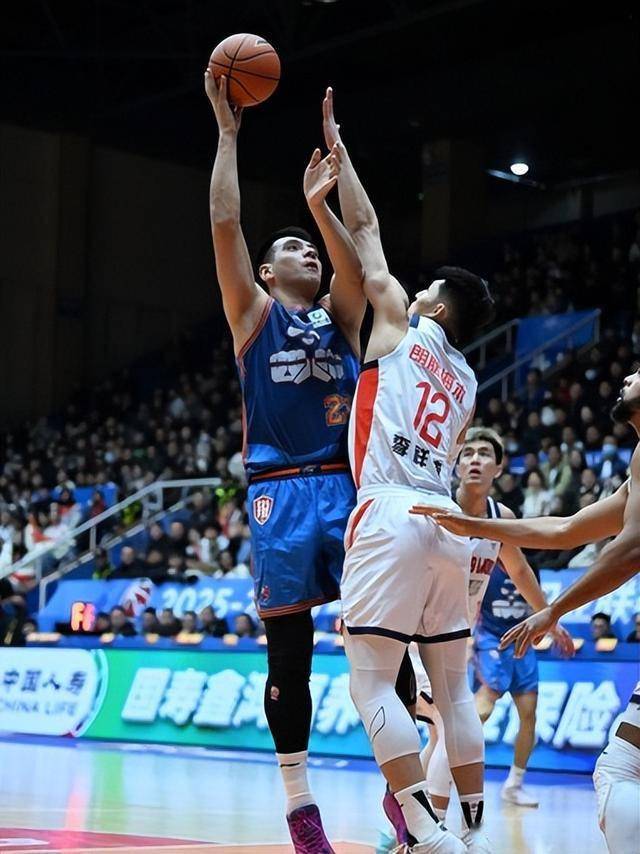 76人逆转广州队，郭艾伦关键制胜